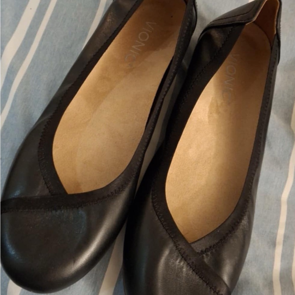 Vionic Women's Black Ballet Flats